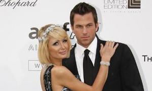 Paris Hilton empapela la casa de su novio con fotos suyas