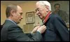 Vladimir Putin condecoró al poeta en su 90 cumpleaños / AFP