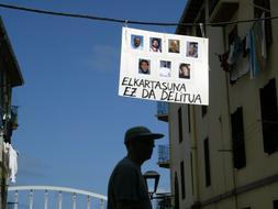 Rodolfo Ares: «¿Alguien se imagina Berlín llena de fotos de asesinos nazis?»