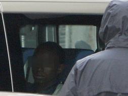 En la foto, dentro de un vehículo, el pirata detenido a su llegada a la sede de la Fiscalía de Menores de la Audiencia Nacional. EFE