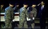 Obama, en el momento de recibir los ataúdes de los últimos 18 soldados muertos en Afganistán / AP