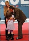 Zapatero saluda a una niña durante su último mitin / EFE