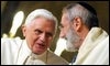 El Papa Benedicto XVI conversa con el rabino Riccardo Di Segni durante una visita a la Sinagoga de Roma /EFE