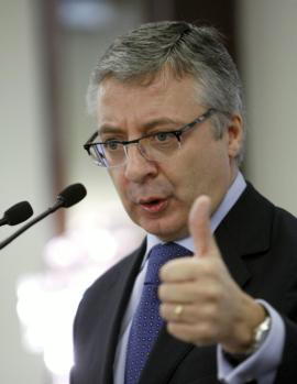 Blanco exige a los controladores que se bajen el sueldo hasta los 200.000 euros