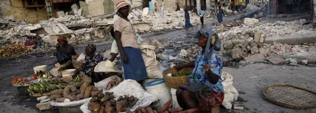 Los campamentos de refugiados se organizan ante la ausencia del Estado