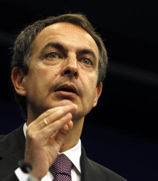 Zapatero relega a Camps con el argumento de que no es una mujer
