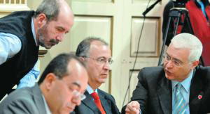 ABC Julio Cruz, Santiago Pérez, Spínola y Juan Carlos Alemán dialogan durante una sesión parlamentaria