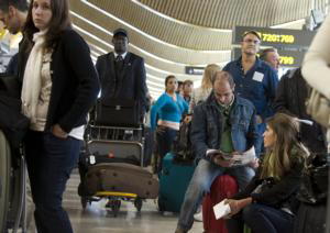 Los pasajeros a la espera de un vuelo que no podía despegar llenaban ayer las salas de la Terminal 4 del aeropuerto de Madrid-Barajas/ SAN BERNARDO