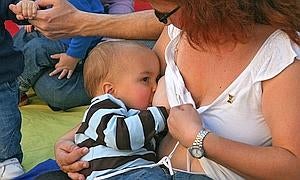 La leche materna contiene una sustancia que mata células cancerosas