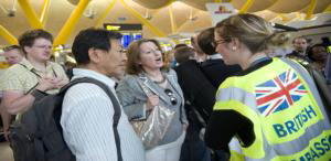 DE SAN BERNARDO  Pasajeros reclamando, entre el caos vivido ayer en el aeropuerto de Madrid-Barajas