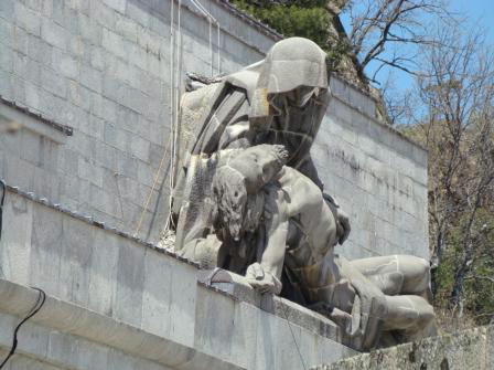 Cascotes donde antes estaba el manto de La Piedad (parte superior izquierda). Los arneses seguían ayer