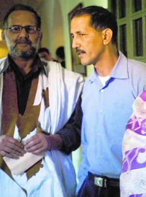 LUIS DE VEGA  Brahim Dahane (dcha.), saharaui preso en Marruecos
