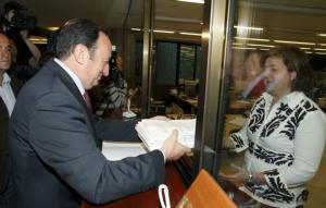 Pedro Sanz presenta a una funcionaria del TC su recurso contra el blindaje del concierto vasco / EFE