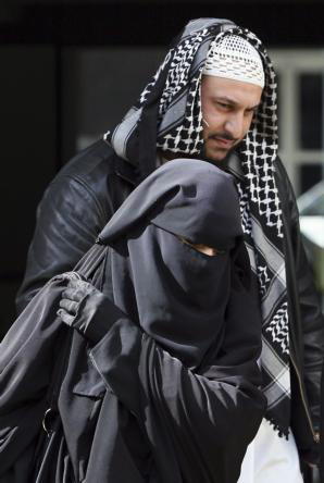 REUTERS  Liés Hebbadj, junto a su mujer, multada por conducir con niqab