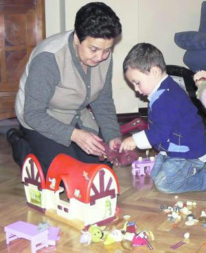 ABC  Floripes juega con su nieto a quien cuidó hasta que empezó el colegio