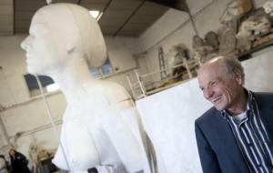 El maestro Antonio López posa junto a «La mujer de Coslada» en el taller de fundición donde realiza los últimos retoques