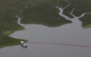 Colocación de barreras flotantes en las marismas centrales de St. Bernard Parish, en Luisiana | AP