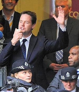 Clegg logra el apoyo de su partido para pactar con Cameron