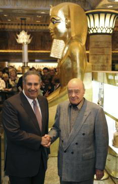 REUTERS  El primer ministro de Qatar saluda a Mohamed al-Fayed, ayer en Harrods