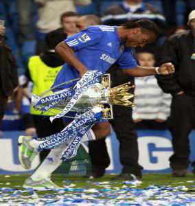 REUTERS  Drogba celebra a la carrera el título de la Premier League