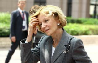 Salgado anuncia un recorte extra del déficit de un 0,5% del PIB este año y un 1% en 2011