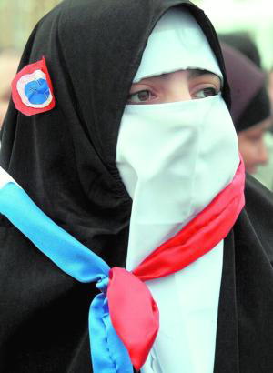 EFE  Una joven musulmana con velo integral y la bandera de Francia, en una protesta en Marsella