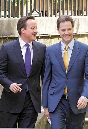 El Gobierno Cameron-Clegg se estrena con tasas sobre los bancos y reducción del gasto