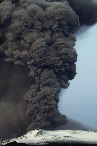 REUTERS  Una nueva nube de cenizas se elevaba ayer sobre el Eyjafjallajokull