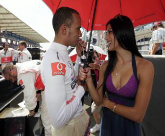 EFE | Hamilton coquetea con su novia, que le aguanta el paraguas