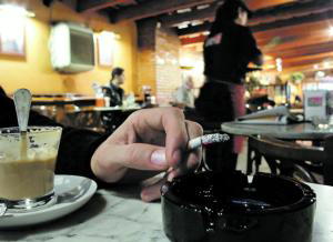 MIKEL PONCE  Un cliente en una cafetería de Valencia se fuma un cigarrillo en una zona habilitada para fumadores