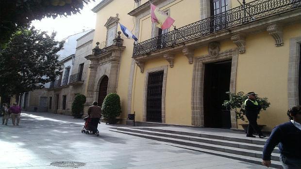 Ciudadanos pasean ante el Ayuntamiento de Jerez