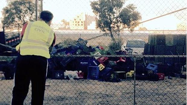 Un agente contempla las cajas sustraídas / ABC