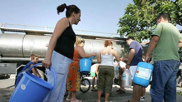 Camiones cisternas han tenido que suministar agua a los vecinos de medina / LV