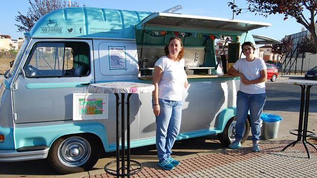 Almudena y Virginia posan con la Estafette adaptada