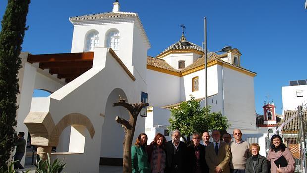 Foto de familia tras la cesión de la torre del Olivar / L.M.