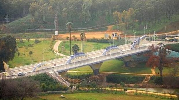 Una de las carreteras es la que desemboca en el Puente del Dragón/A.M.