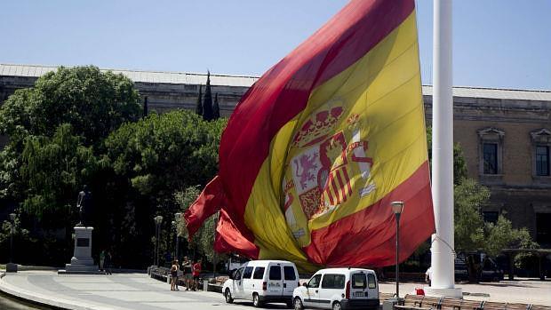 Bandera de la plaza de Colón. La de Málaga tiene el doble de dimensiones / Archivo