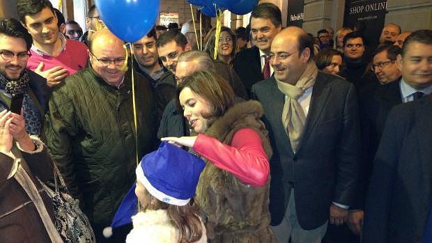 Soraya Sáenz de Santamaría en el centro de Granada con dirigentes del PP