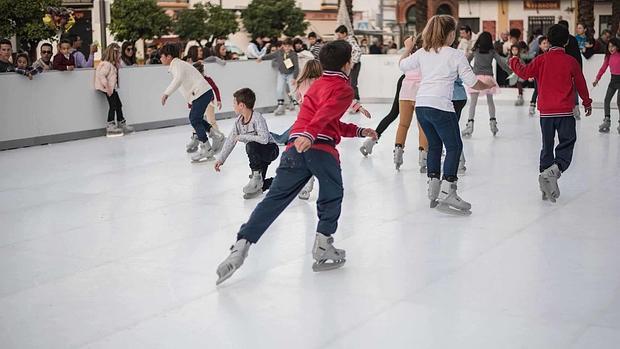 La pista de patinaje que se ha instalado en la plaza del Altozano