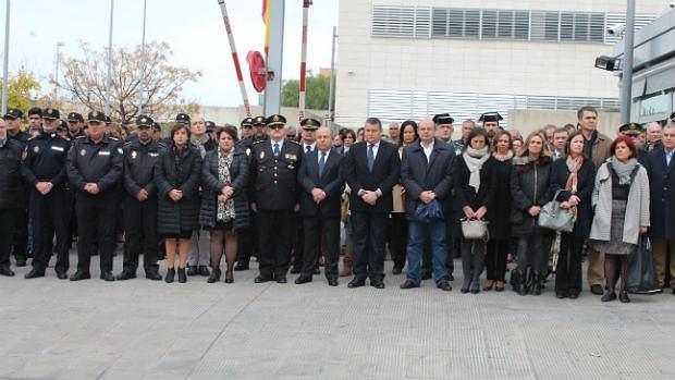 El delegado del Gobierno, Antonio Sanz, con representantes de las instituciones granadinas en el minuto de silencio