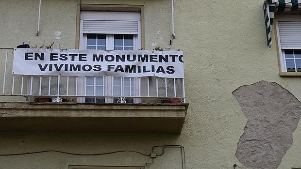 Cartel en un balcón de una vivienda de la manzana.