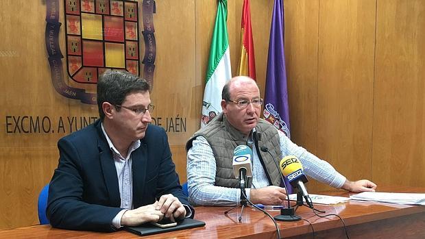 Javier Márquez, alcalde de Jaén, junto al concejal de comunicación, Miguel Contreras.