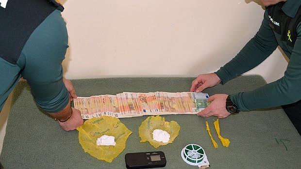 Agentes colocan revisando el dinero y la droga / ABC