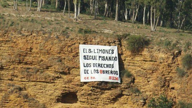 La pancarta está situada en un cortado a la entrada de Alcalá desde Sevilla/ABC