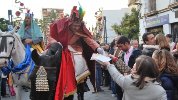 Los heraldos recorren Alcalá a caballo