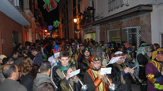 Las calles se llenan de público con la cabalgata de los reyes de Utrera/ A.F.