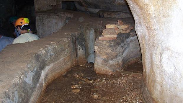 Interior del molino de La Mina por el que discurre el agua de las galerías subterráneas