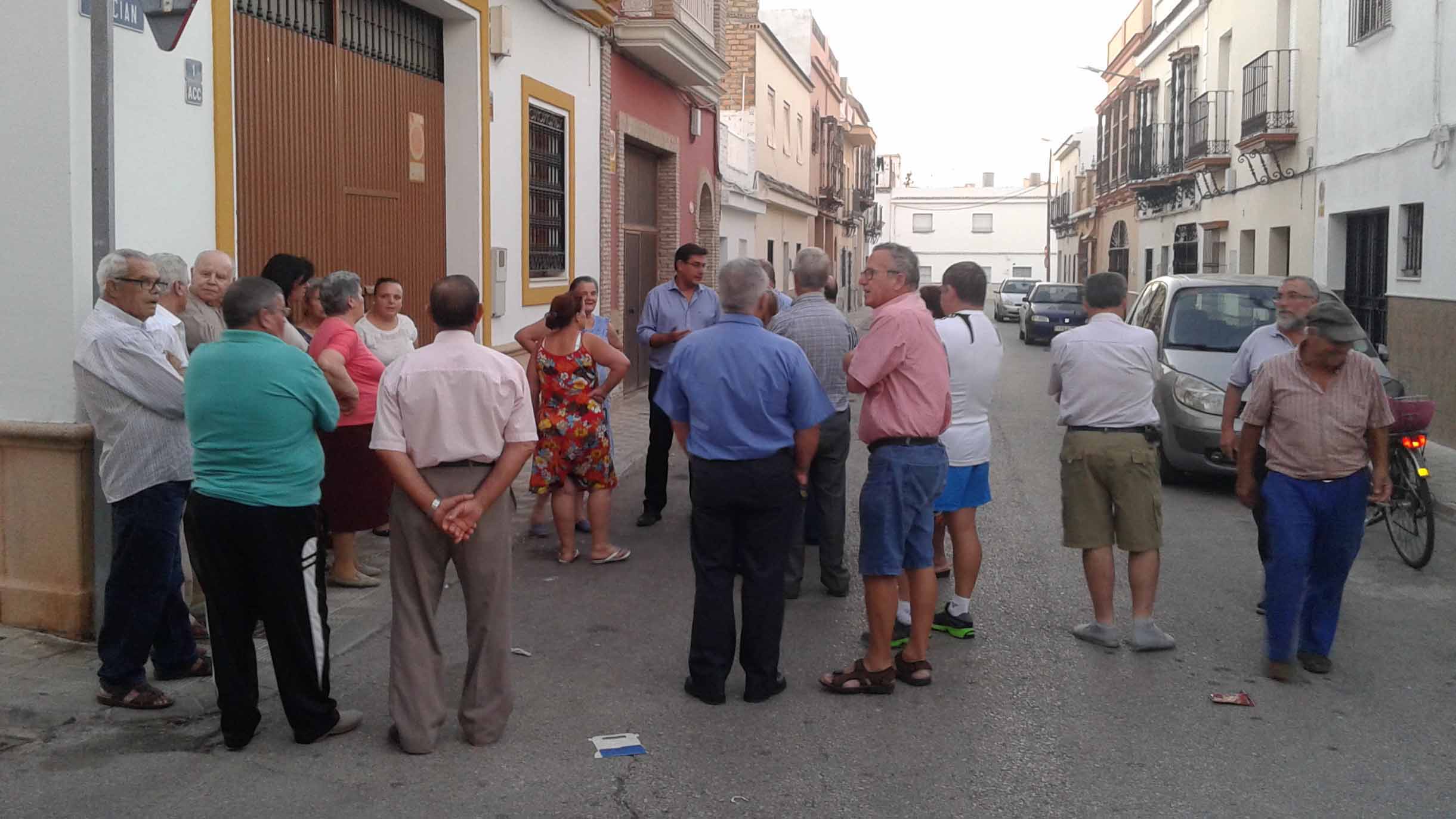 El alcalde de Utrera, en una reunión con los vecinos de la zona afectada/ G.P.P.