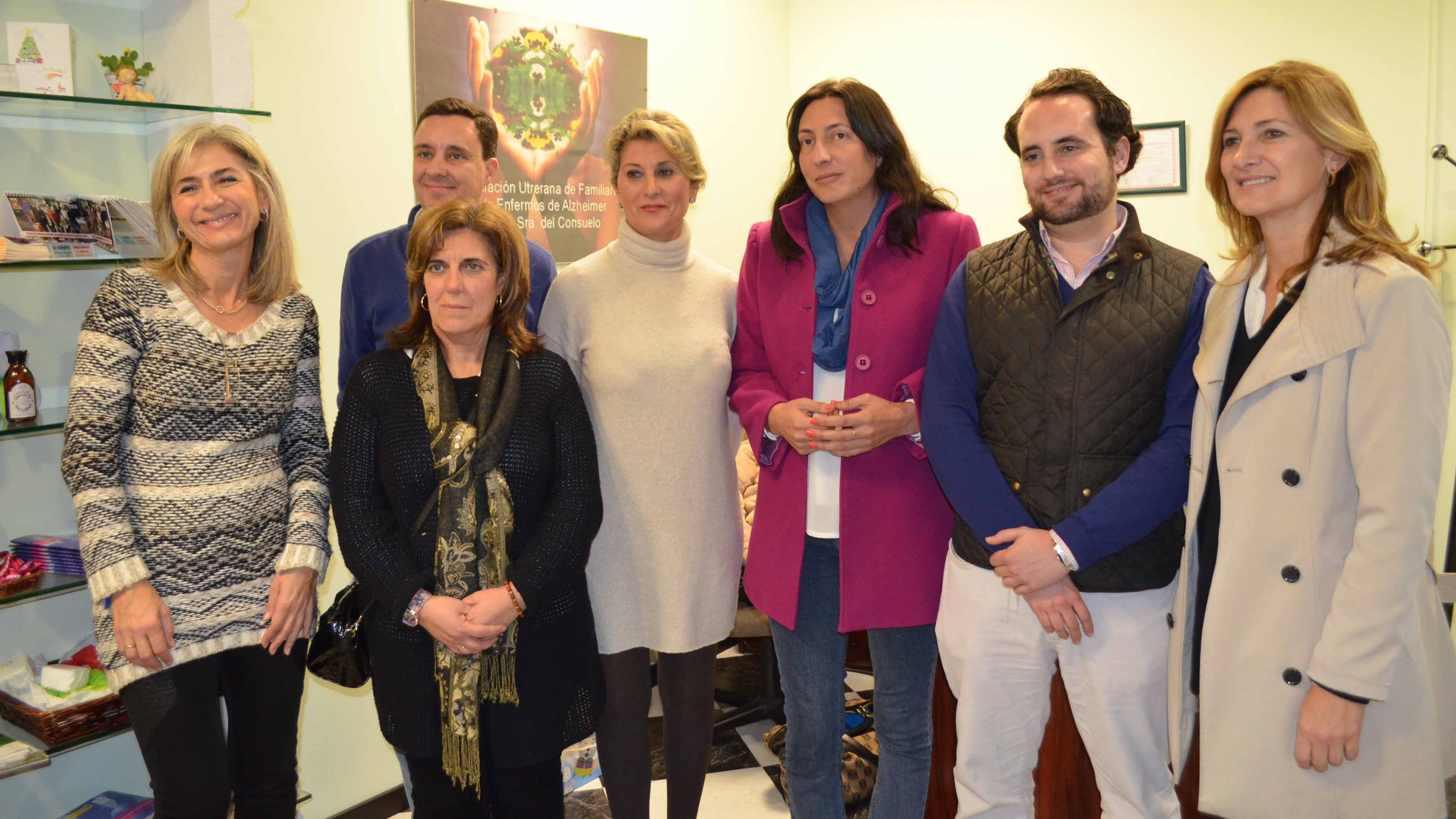 Los representantes del PP con los miembros de la asociación utrerana/ C.L.