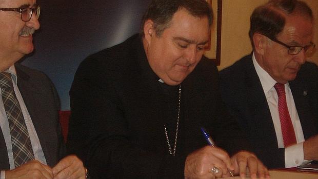 El obispo de Jerez firmando el convenio para la iluminación artística de la iglesia de Santiago